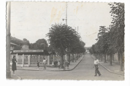 95 - CORMEILLES-en-PARISIS (S.-&-O.) - Le Marché Et L'Avenue Maurice Berteaux. Animée, CPSM Ayant Circulé En 1957. - Cormeilles En Parisis