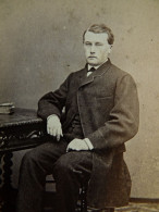 Photo CDV Fragney  Besançon  Homme Assis, Accoudé Sur Une Petite Table  Fin Sec. Emp. CA 1870 - L454 - Old (before 1900)