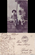 Ansichtskarte  Kinder Sitzen Auf Mauer 1917 - Portraits