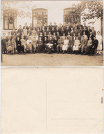 Foto-Ansichtskarte Zeitgeschichte Klassentreffen Gruppenfoto Vor Gebäude 1928 - Ohne Zuordnung
