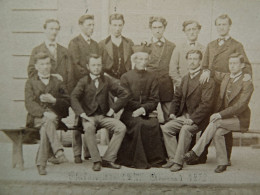 Photo CDV  Photo De Classe Etudiants Identifiés Au Dos  Professeur Religieux P. Bouchet  Sec. Emp. CA 1865-70 - L454 - Anciennes (Av. 1900)
