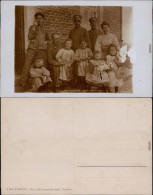  Familienfoto Mit Kindern Und Soldaten. Junge Links Unten Geistergesicht 1918  - Groupes D'enfants & Familles