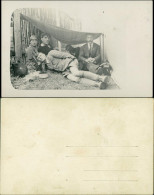 Foto  Männer Und Frauen Unter Sonnenschutz Picknik 1911 Privatfoto - Personen
