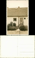 Foto  Frau Schaut Aus Einfamilienhaus 1960 Privatfoto - Zu Identifizieren