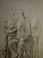 Photo CDV Foucher  Paris  Homme âgé Assis Et 2 Jeunes Garçons En Costumes Identiques  CA 1870-75 - L454 - Old (before 1900)