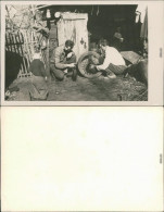 Soziales Leben -  Zwei Männer Am Motorad Reparieren - Reifen 1963 Privatfoto - Children And Family Groups