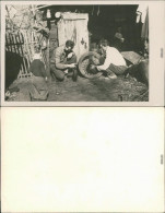 Soziales Leben -  Zwei Männer Am Motorad Reparieren - Reifen 1963 Privatfoto - Groupes D'enfants & Familles