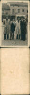 Marktplatz Männergruppe - Im Hintergrund Möbel Nabytex 1939 Privatfoto - Personaggi