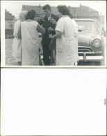 Familienfoto - Es Wird Angestoßen Vor Dem Auto Auf Dem Platz 1965 Privatfoto - Children And Family Groups