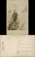 Ansichtskarte  Soldat Mit Pfeife Und Gewehr Im Wald - Privatfotokarte 1917  - Guerre 1914-18