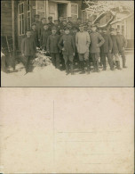 Ansichtskarte  Soldaten Vor Haus Im Winter, Privatfoto WK1 1916 Privatfoto  - Guerre 1914-18