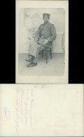 Foto  Atelierfoto: Soldat Auf Stuhl Militaria WK1 1917 Privatfoto - War 1914-18