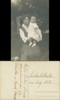 Mutter Mit Kleiner Tochter Auf Dem Arm Im Garten 1913 Privatfoto - Children And Family Groups