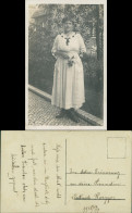 Junge Frau Mit Rose Und Weißem Kleid Vor Dem Haus 1918 Privatfoto - Personen