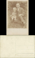 Mann Mit Kleinem Mädchen Sitzen Im Grass Mit Apfel 1922 Privatfoto - Groupes D'enfants & Familles