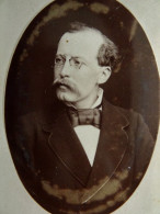 Photo CDV Anonyme Portrait Homme Moustachu  Lunettes  Noeud Papillon  CA 1880-85 - L454 - Old (before 1900)