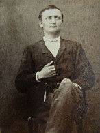 Photo CDV Anonyme Jeune Homme Assis  Jambes Croisées  Sec. Emp.  CA 1865-70 - L454 - Anciennes (Av. 1900)