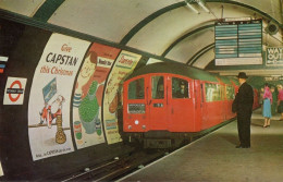 Tube Train At Piccadilly Circus Station London Vintage Postcard - Autres & Non Classés