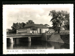 AK Hof An Der Saale, Die Friedrich-Ebert-Brücke Und Das Hallenbad  - Autres & Non Classés