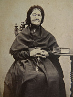 Photo CDV Anonyme  Femme Très âgée Assise  Mains Jointes Tenant Une Chaine  Sec. Emp. CA 1865-70 - L454 - Alte (vor 1900)
