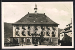 AK Neustadt Im Schwarzwald, Frontalansicht Des Rathauses  - Autres & Non Classés