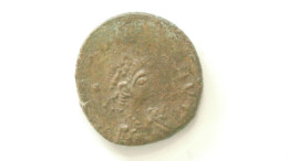 Monnaie Romaine AE  - Centenionalis / Nummus: 1.3cm/ 1.3g - A IDENTIFIER - Röm. Provinz
