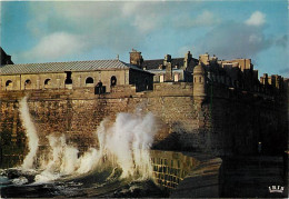 35 - Saint Malo - Effet De Vagues Sur Les Remparts - CPM - Voir Scans Recto-Verso - Saint Malo