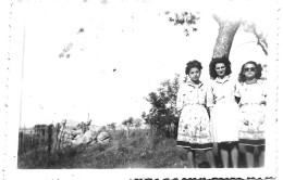 Petite Photo Originale 8 X 6 Cm - Trois Jeunes Filles En Promenade à La Campagne - Personnes Anonymes