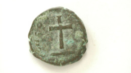 Monnaie Romaine AE  - Centenionalis / Nummus: 1.0cm/ 0.9g - A IDENTIFIER - CROIX CHRETIENNE BYZANTINE - Provinces Et Ateliers