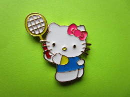 Pin's BD Hello Kitty (Chat) Joue Au Tennis - 1A17 - Comics