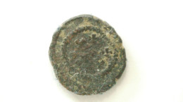 Monnaie Romaine AE  - Centenionalis / Nummus: 1.1cm/ 1.4g - A IDENTIFIER - Röm. Provinz