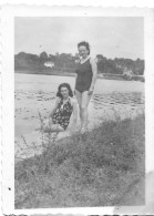 Petite Photo Originale 9 X 6 Cm -Deux Dames En Maillot De Bain Au Bord D’un Lac,dans Les Années 50. - Personnes Anonymes