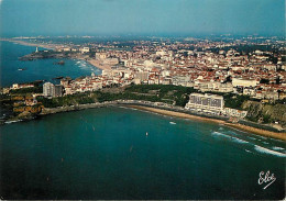 64 - Biarritz - Vue Générale Aérienne De La Ville Avec La Côte Des Basques - Au Fond  La Grande Plage Et Le Phare - Cart - Biarritz