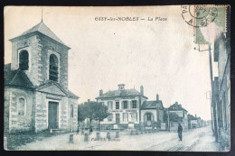 GIsy-les-Nobles - La Place. Animée. Circulée 1924. Sur La Place, église Et Ecoles Communales Primaires - Autres & Non Classés