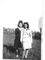 Petite Photo Originale 8 X 5,5 Cm - Deux Jeunes Filles Posant Pour La Photographie - Personnes Anonymes