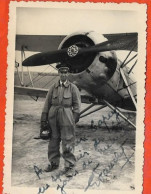 Photographie D' Un Aviateur Devant Son Avion - Aviation