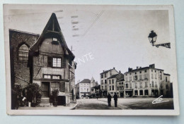 Carte Postale ROANNE : Place Du Château - Roanne