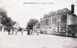 49 Maine Et Loire JUIGNE BENE Place De La Mairie Très Animée (Montreuil Juigne) - Other & Unclassified