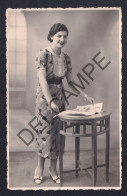 REAL PHOTO POSTCARD PORTUGAL SENHORA VESTIDO DRESS REVISTA MAGAZINE - 1930'S - Autres & Non Classés