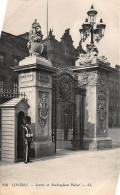 England: London Sentry At Buckingham Palace Ngl #147.444 - Otros & Sin Clasificación