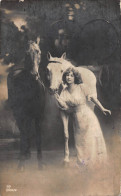 Tiere: Schwarzes Und Weißes Pferd Mit Dame Künstlerkarte Feldpgl1916 #150.804 - Other & Unclassified