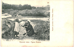 CPA Carte Postale Russie Type Russe Une Jeune Femme Apporte à Boire   VM81512ok - Rusland