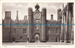 R666437 Hampton Court Palace. The Clock Court. Gale And Polden - Monde