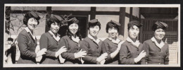 Superbe Photo Amateur Très Belle Scène De Groupe 7 Femmes En Uniformes , Hôtesses? Snapshot  JAPAN JAPON, 10,4x3,5 Cm - Lieux