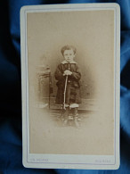 Photo CDV Ch. Poupat,  Bourges  - Jeune Enfant, Peti Garçon Avec Un Fusil, Jouet , Ca 1870  L452 - Anciennes (Av. 1900)