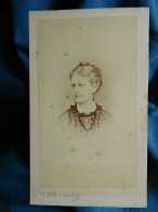 Photo CDV De Jongh, Lausanne  - Jeune Femme, Broche Fleurs De Lys, Portrait Nuage, Ca 1865  L452 - Anciennes (Av. 1900)