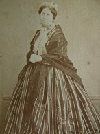 Photo CDV Petitbrunils - Femme Mme Bishop, Robe Crinoline à Rayures, Coiffe, Second Empire Ca 1865 L453 - Oud (voor 1900)