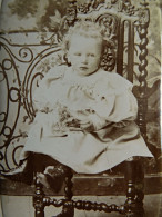 Photo CDV  E. Hamonic, Moncontour De Bretagne - Petite Fille Blonde Sur Une Chaise, Ca 1885-90 L453 - Anciennes (Av. 1900)