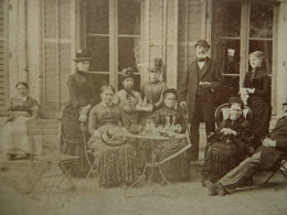 Photo CDV  Anonyme - Groupe Familial En Extérieur, Ca 1875  L452 - Oud (voor 1900)