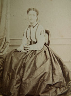 Photo CDV Malardot à Metz - Jeune Femme, Robe à Crinoline, Second Empire Ca 1865  L452 - Old (before 1900)